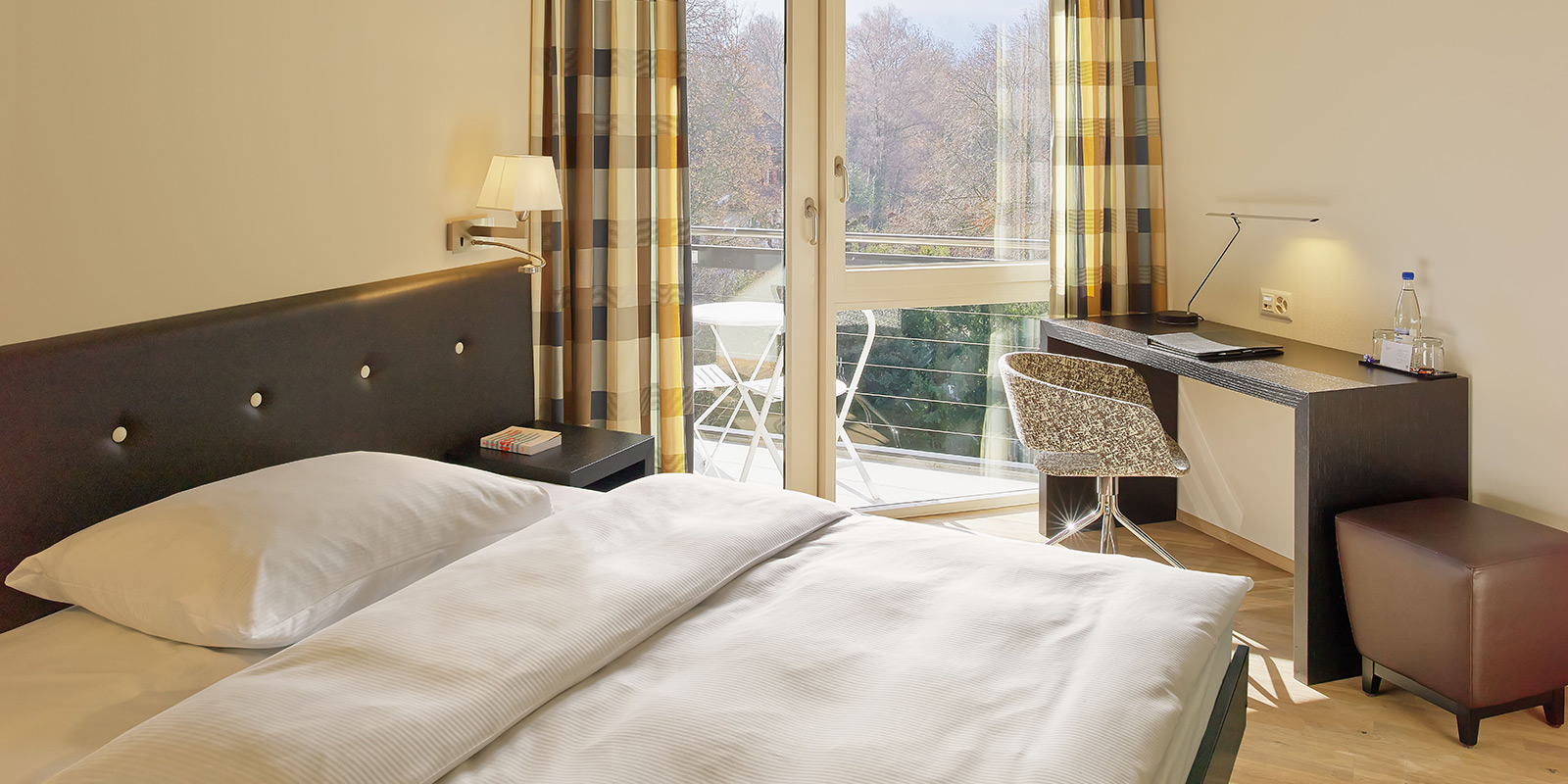 Room-grandlit-zimmer-hotel-seepark-thun-congress-schweiz.jpg
